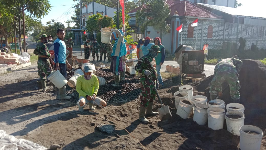Anggota Satgas TMMD Kodim 0718/Pati Buat Mesin Molen Terus Bergoyang Anggota Satgas TMMD Kodim 0718/Pati Buat Mesin Molen Terus Bergoyang
