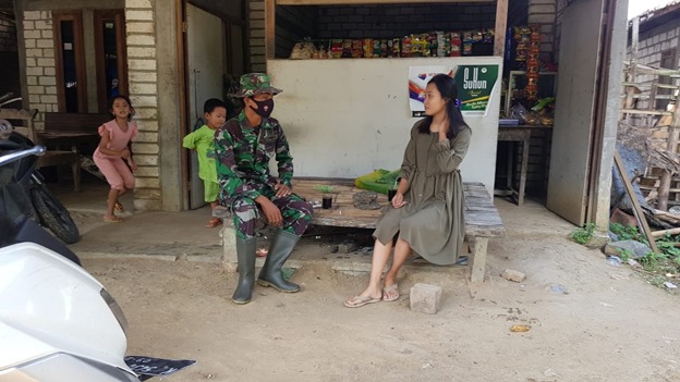 Jelang Akhir Pelaksanaan TMMD, Anggota Satgas Tetap Laksanakan Komsos Jelang Akhir Pelaksanaan TMMD, Anggota Satgas Tetap Laksanakan Komsos
