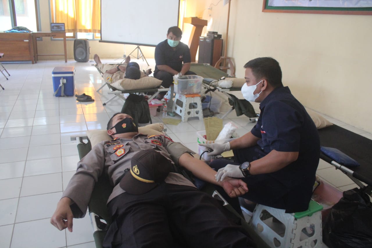 Waka Polsek Jaken Antusias Mengikuti Kegiatan Donor Darah Waka Polsek Jaken Antusias Mengikuti Kegiatan Donor Darah