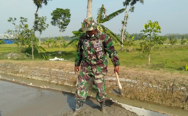 Semangat Sertu Imron Dilokasi Pengecoran Memang Luar Biasa’ Semangat Sertu Imron Dilokasi Pengecoran Memang Luar Biasa’