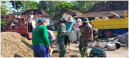 Tiada kataLelah Bagi Angota TNI Demi Mewujudkan Sebuah Impian Masyarakat Desa Tamansari