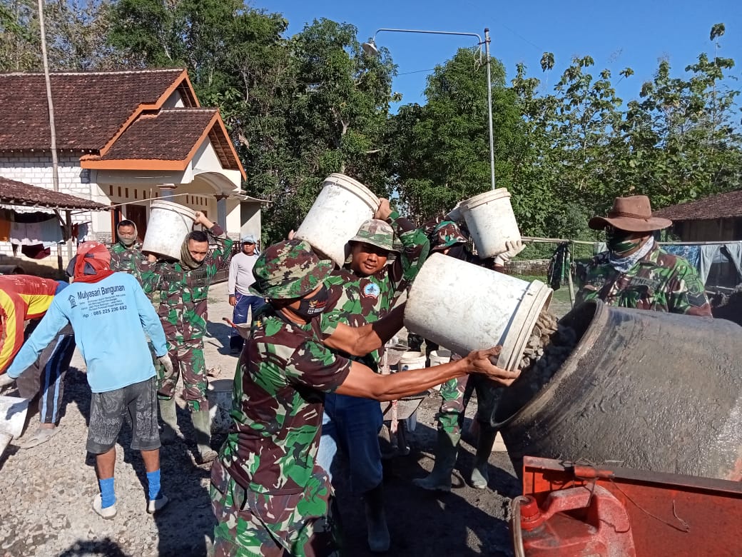 Semangat Luar Biasa Semua Anggota Satgas Dan Warga Di Akhir Pengecoran Semangat Luar Biasa Semua Anggota Satgas Dan Warga Di Akhir Pengecoran