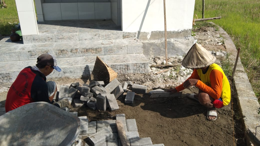 Tinggal Hitungan Hari Satgas TMMD Dan Warga Selesaikan Pemasangan Paving Blok Tinggal Hitungan Hari Satgas TMMD Dan Warga Selesaikan Pemasangan Paving Blok