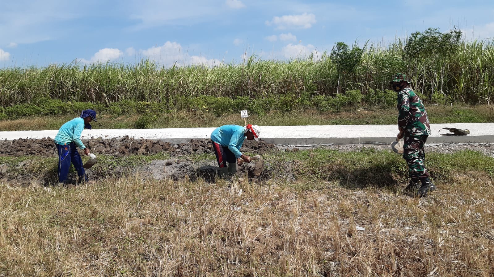 Upaya Perawatan Warga Desa Tamansari Melakukan Penambahan Tanah Pada Samping Kanan Kiri Rabat Beton