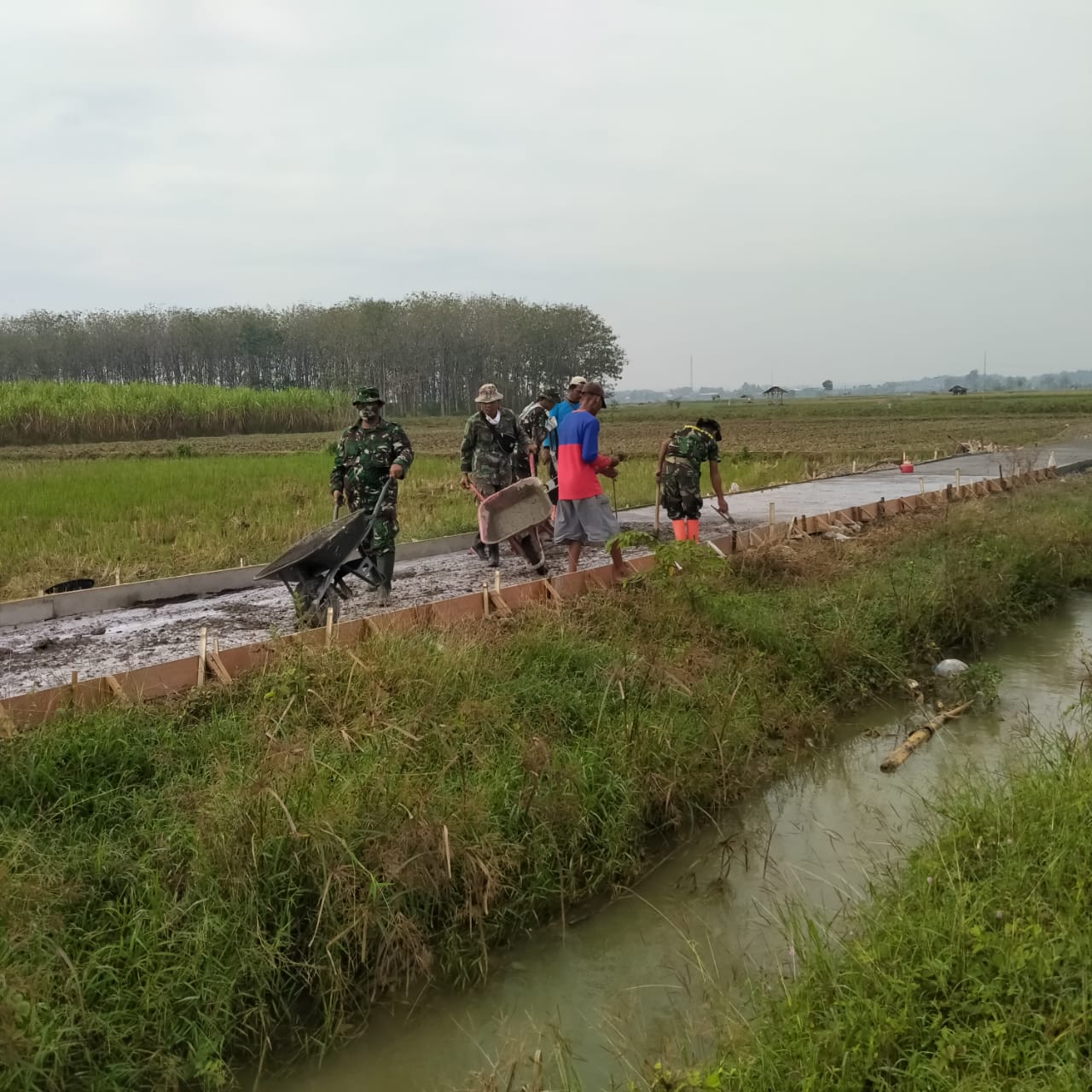 Didukung Cuaca Cerah TMMD Kodim 0718/Pati Tancap Gas Kebut Pengecoran Jalan