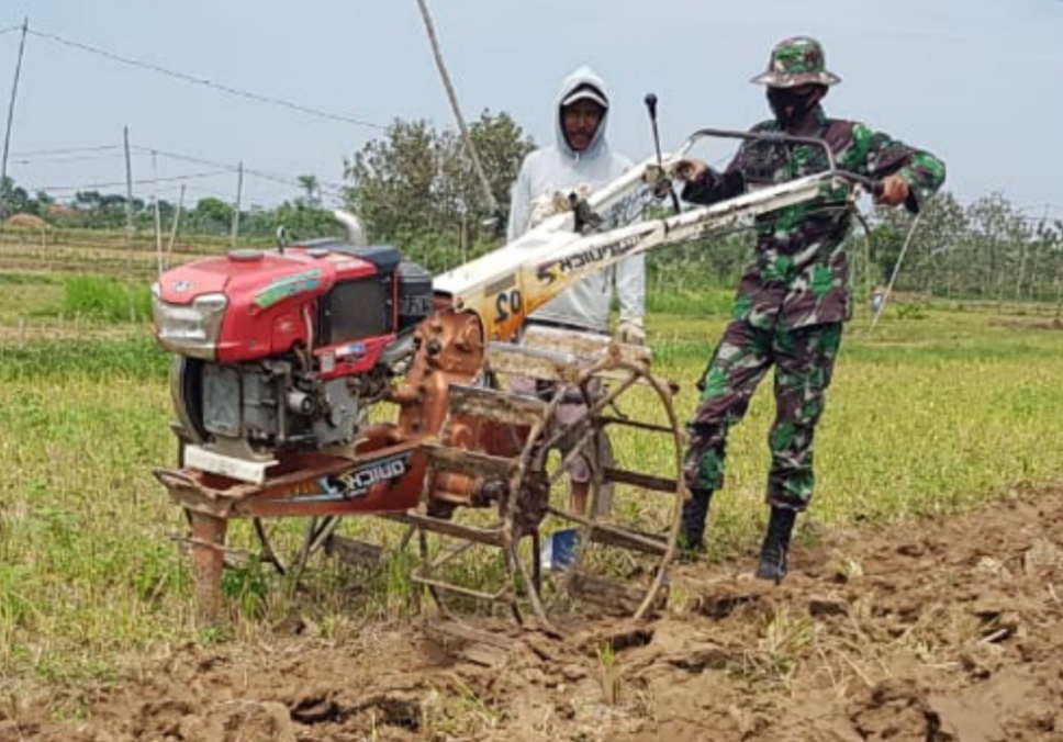 Butuh Kekuatan Tangan Untuk Menjalankan Mesin Hand Traktor Butuh Kekuatan Tangan Untuk Menjalankan Mesin Hand Traktor