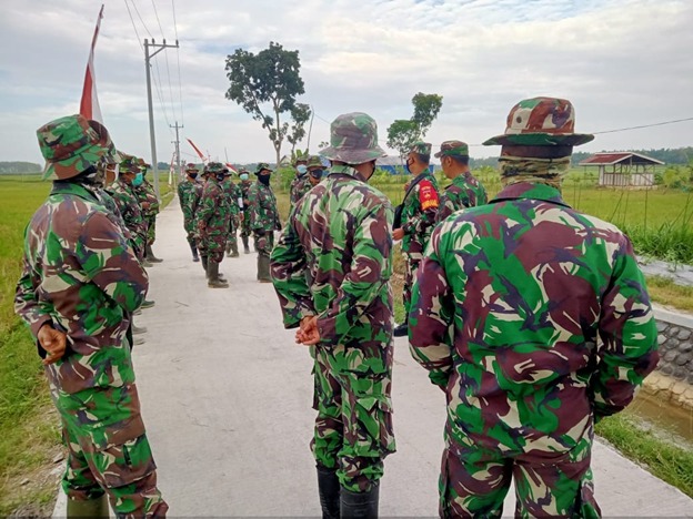 Pembagian Tugas Kerja di Lokasi TMMD Saat Laksanakan Apel Pagi Pembagian Tugas Kerja di Lokasi TMMD Saat Laksanakan Apel Pagi