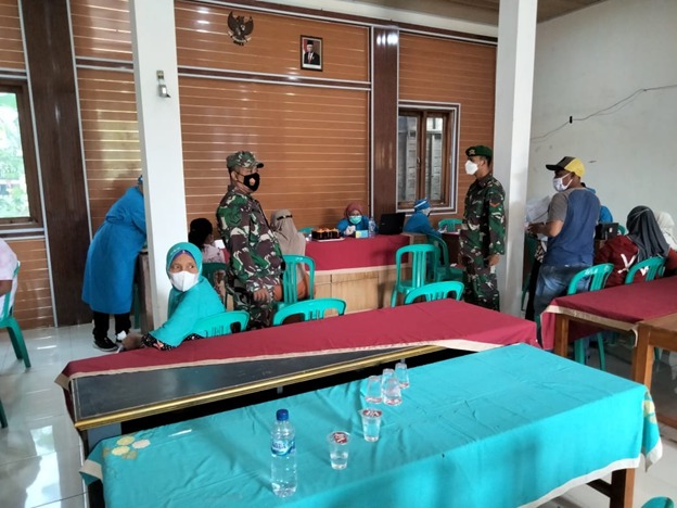 Babinsa dan Anggota Satgas Monitoring Pelaksanaan Vaksinasi Covid19 Bagi Lansia di Desa Tamansari Babinsa dan Anggota Satgas Monitoring Pelaksanaan Vaksinasi Covid19 Bagi Lansia di Desa Tamansari