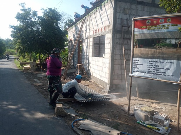 Proses Pemasangan Atap Asbes Rumah Milik Sutarno Proses Pemasangan Atap Asbes Rumah Milik Sutarno