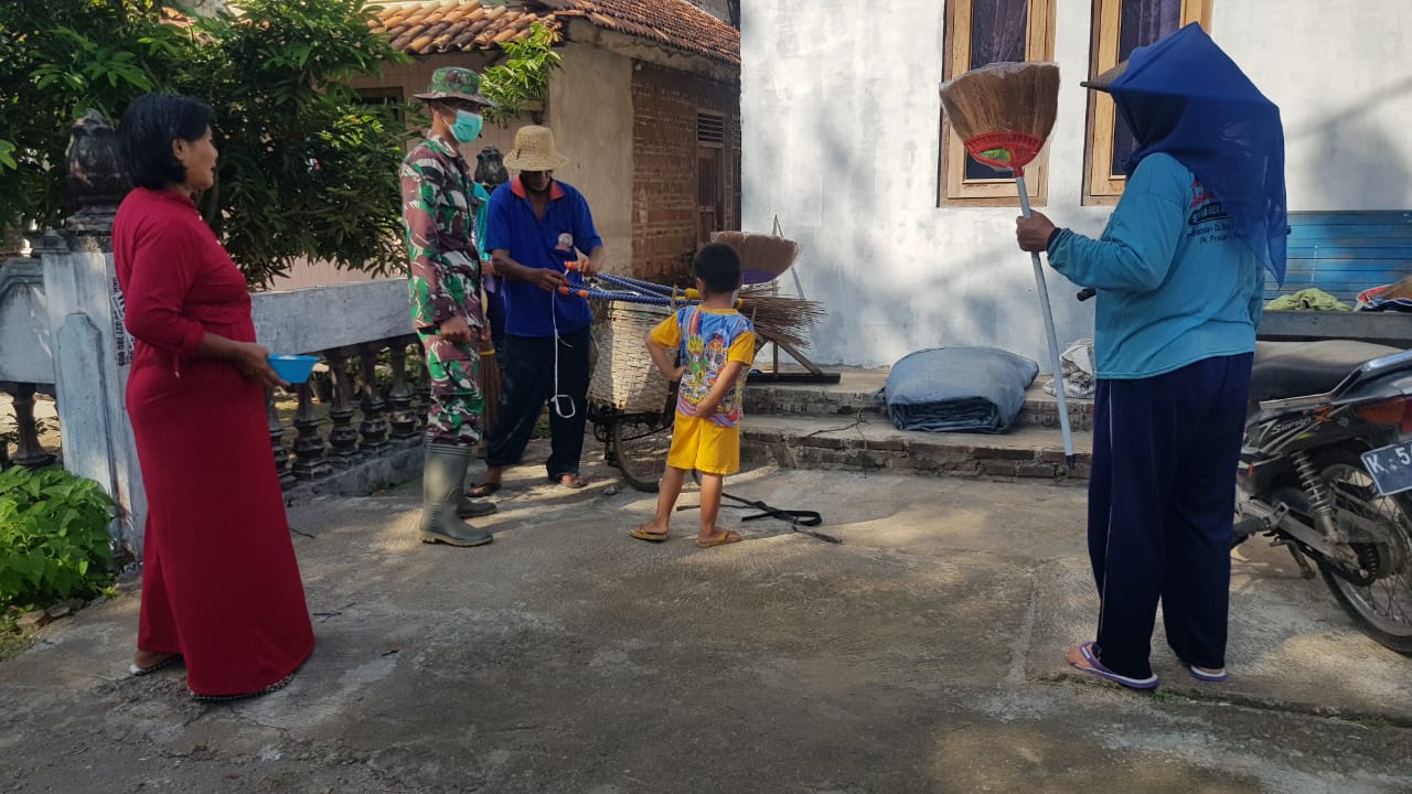 Berkah Pedagang Sapu Keliling Dipenghujung Kegiatan TMMD Berkah Pedagang Sapu Keliling Dipenghujung Kegiatan TMMD