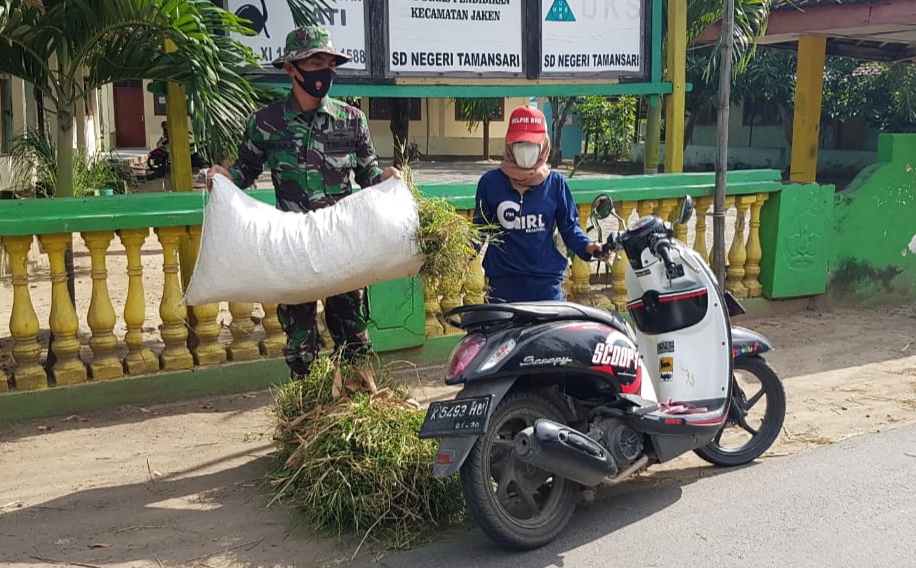 Tanpa Diminta Serda Sukarji Sigap Membantu Emak Darsih