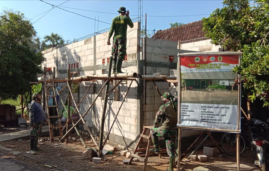 Serka Marinir Supeno Pasang Hebel Di RTLH Milik Mudadi Serka Marinir Supeno Pasang Hebel Di RTLH Milik Mudadi