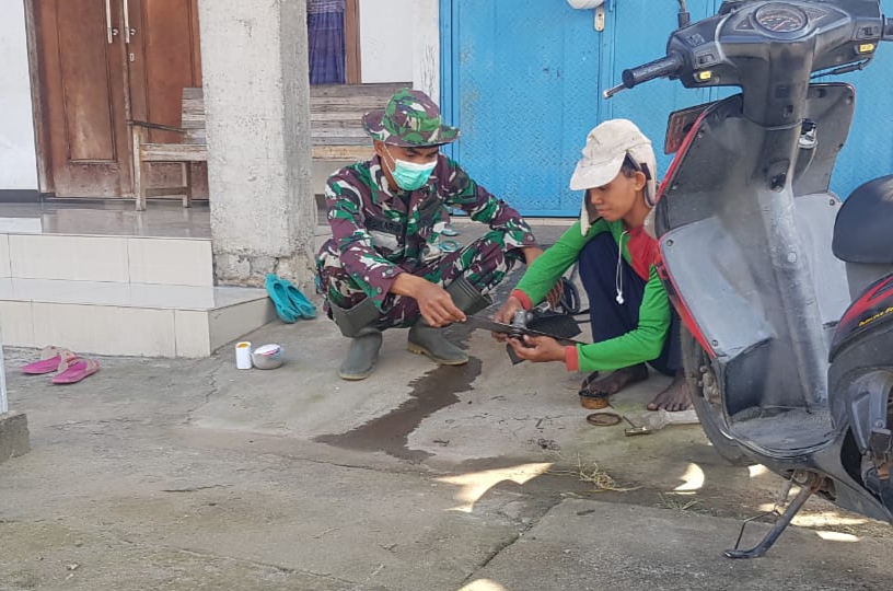 Mesin Rumput Samsudin Rusak, Sukarji Bantu Memperbaiki