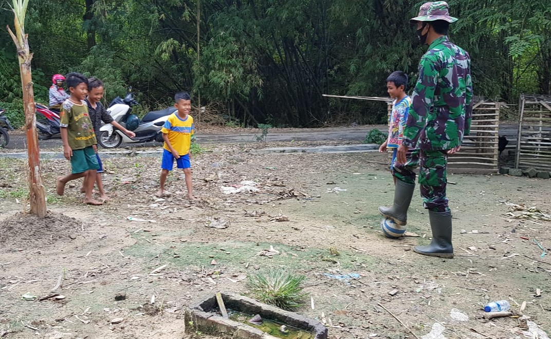 Hilangkan Image Sangar, TNI Ajak Anak-anak Bermain Bola