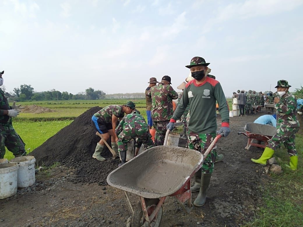 Anggota TMMD Tetap Semangat Saling Kompak Untuk Merampungkan Betonisasi Jalan