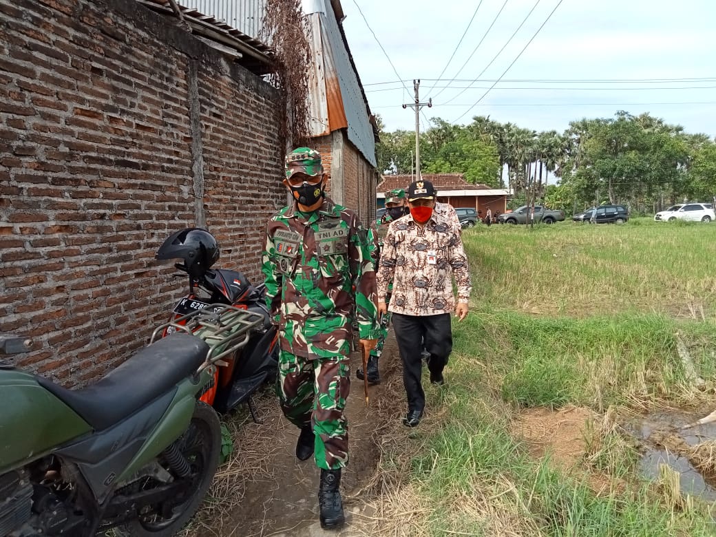 Menyusuri Jalan Setapak Saat Meninjau Lokasi Betonisasi, Danrem Terkesan Dengan Suasana Pedesaan Menyusuri Jalan Setapak Saat Meninjau Lokasi Betonisasi, Danrem Terkesan Dengan Suasana Pedesaan