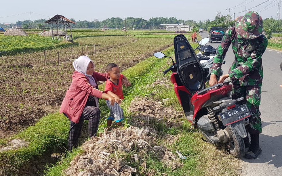 Inilah Wujud Nyata TNI Mengatasi Kesulitan Rakyat Selilingnya