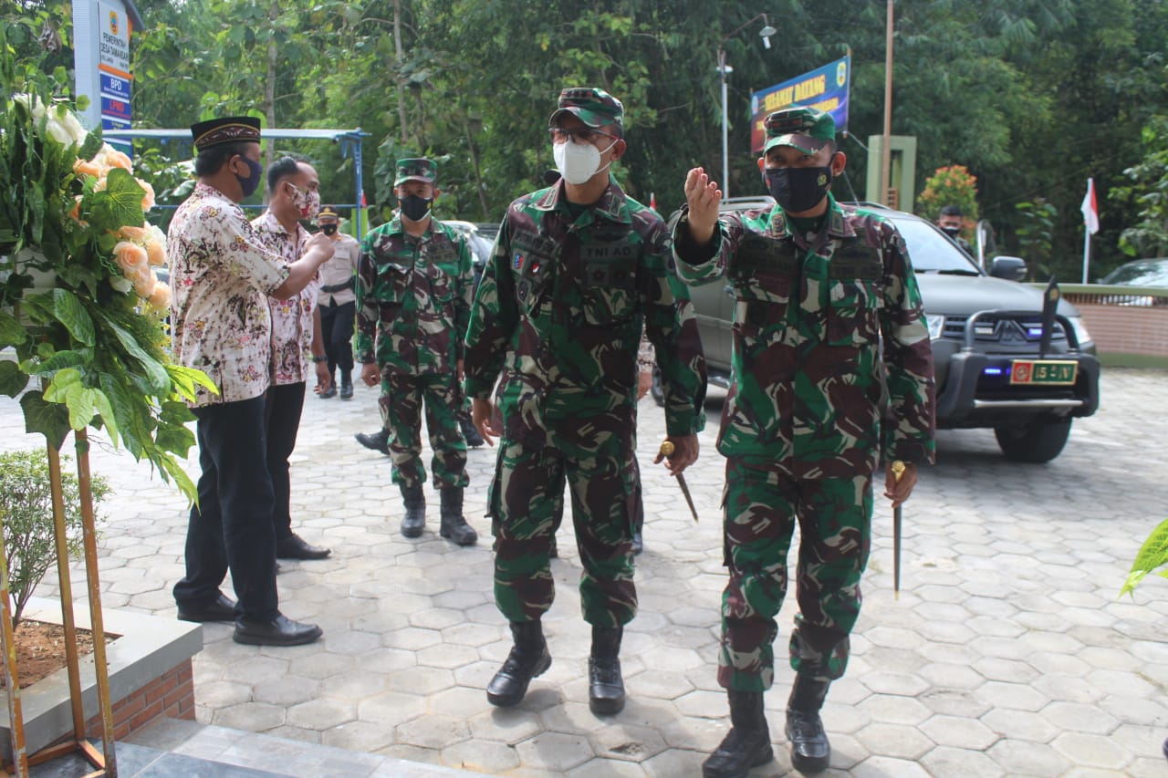 Danrem 073/Makutarama Terkesan Deangan Bangunan Balai Desa Tamansari Dan Posko TMMD