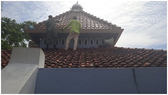 Panasnya Terik Mentari Tidak Menyurutkan Semangat Kerja Melapisi Genteng Dengan Cat  Agar Terlihat lebih indah dan mengurang resiko kebocoran Panasnya Terik Mentari Tidak Menyurutkan Semangat Kerja Melapisi Genteng Dengan Cat  Agar Terlihat lebih indah dan mengurang resiko kebocoran