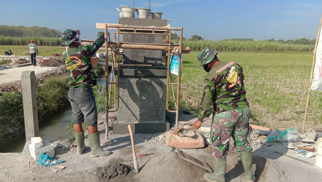 Tugu Prasasti Dibangun Anggota Satgas TNI Sebagai Tapak Tilas Kegiatan TMMD di Desa Tamansari