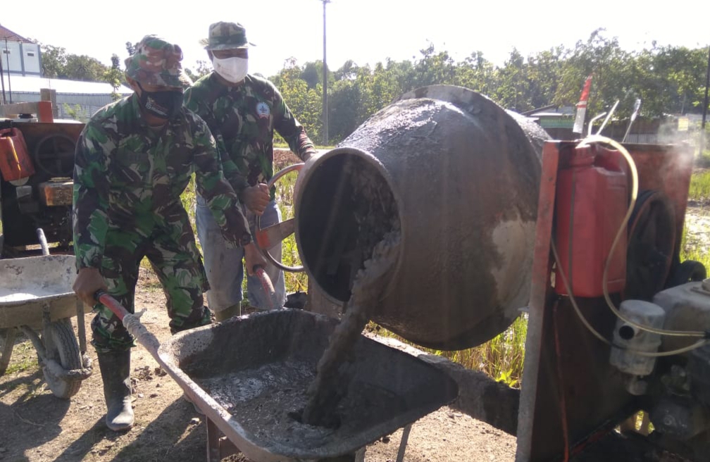 Kerja Dihari Minggu Sertu M. Agil Tetap Semangat Di Lokasi Sasaran TMMD