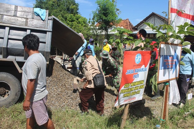 Kekompakan Antara Anggota Pramuka, Warga, dan TNI Dalam Penurunan Material