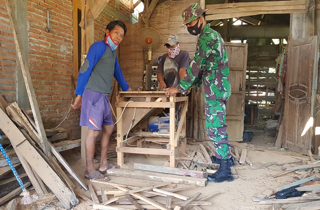 Serda Sukarji Kunjungi Pengrajin Kursi Kayu Di Desa Tamansari
