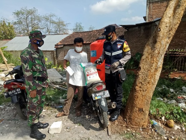 Bersama Babinkamtiksam Memberikan Bantuan Sembako Kepada Warga Desa Kurang Mampu Bersama Babinkamtiksam Memberikan Bantuan Sembako Kepada Warga Desa Kurang Mampu