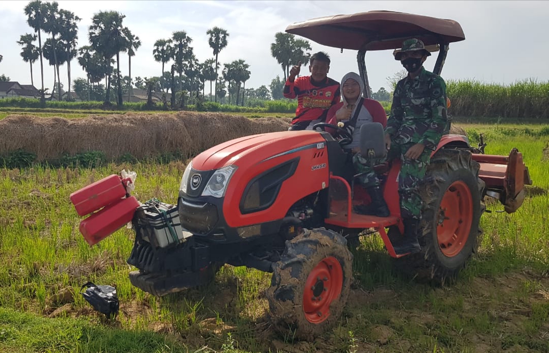 Serda Sukarji Merasakan Enaknya Naik Traktor Pembajak Sawah