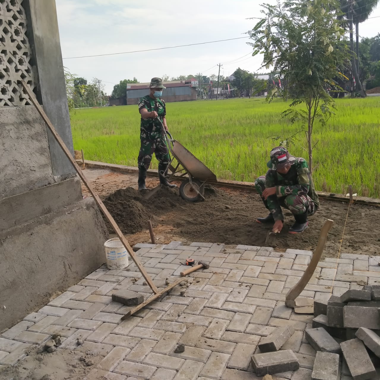 Pemasangan Batu Batako Dilakukan Anggota Satgas TMMD Dengan Sabar Dan Teliti