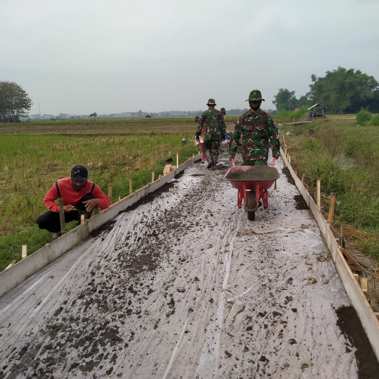 Tim Satgas TMMD Kodim 0718/Pati Tetap Semangat Bekerja Ditengah Hamparan Luas Persawahan, Meski Cuaca Panas