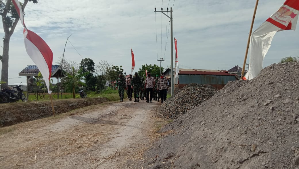Danrem 073/Makutarama Tinjau Lokasi TMMD Pengerjaan Pengecoran Jalan Danrem 073/Makutarama Tinjau Lokasi TMMD Pengerjaan Pengecoran Jalan