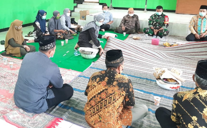 Do’a Bersama Jalin Silaturahmi TNI Satgas TMMD Dan Warga Do’a Bersama Jalin Silaturahmi TNI Satgas TMMD Dan Warga