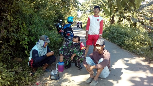 Ngeteh Bersama Warga Sambil Laksanakan Komunikasi Sosial