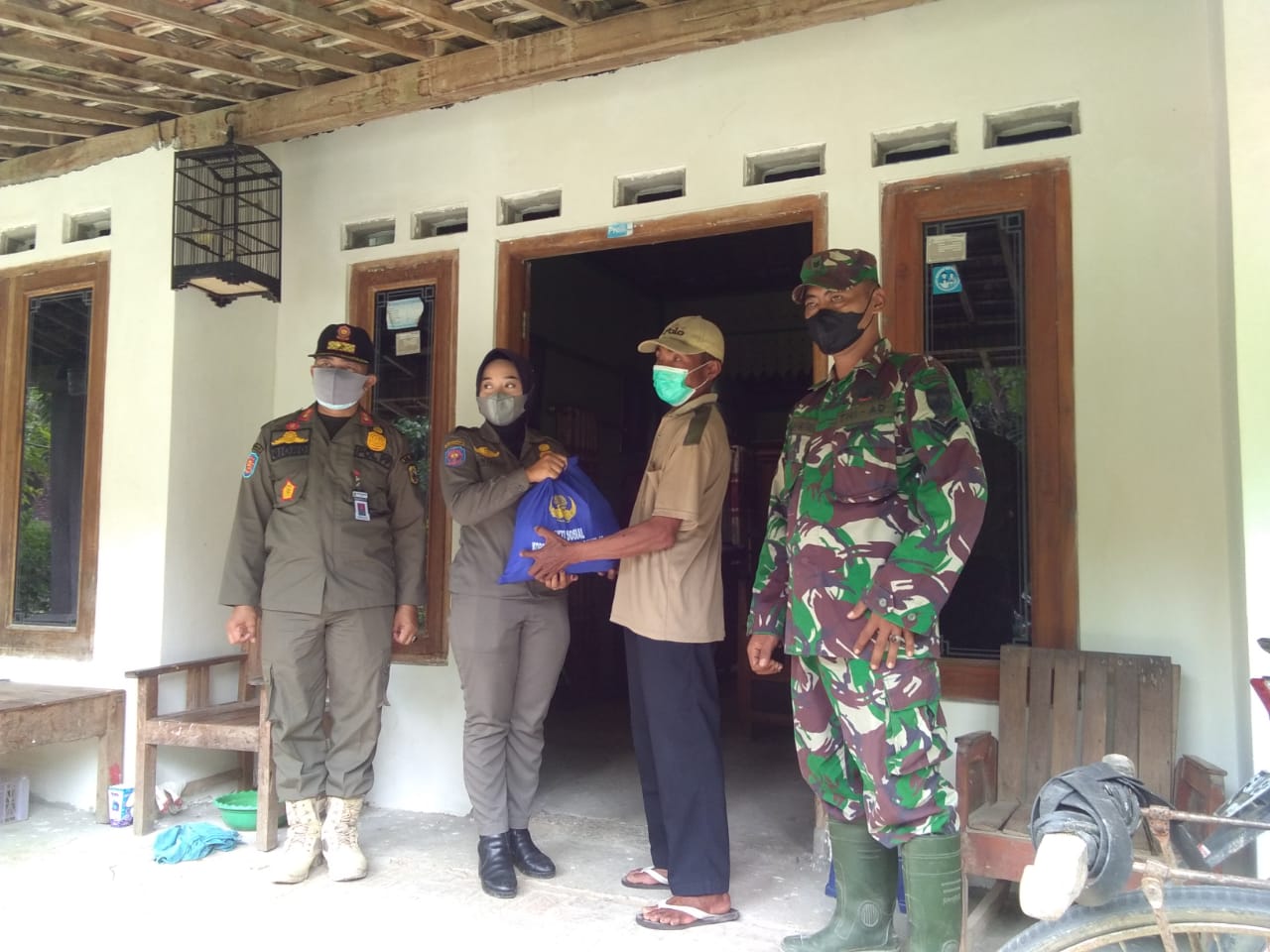 Sumarno Warga Terdampak Pandemi Covid-19 Terima Bantuan Paket Sembako Sumarno Warga Terdampak Pandemi Covid-19 Terima Bantuan Paket Sembako