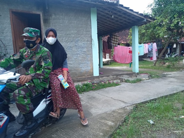 Ketua PKK Bersama Anggota Satgas TMMD Melaksanakan Himbauan Kepada Warga