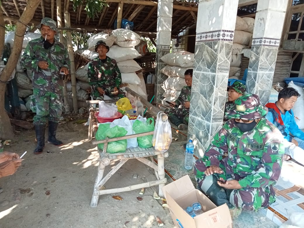 Bersama warga Anggota Satgas Rehat Siang Di Teras Rumah Bersama warga Anggota Satgas Rehat Siang Di Teras Rumah