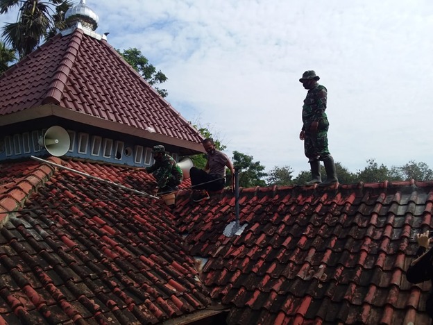 Butuh Keberanian Untuk Merehab Atap Masjid Baitul Muttaqin Desa Tamansari