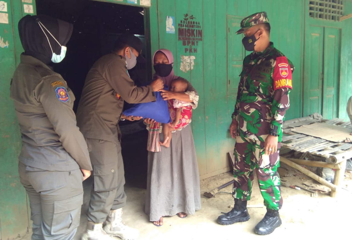 Marsidah Gembira Terima Bantuan Paket Sembako Dari Satgas TMMD