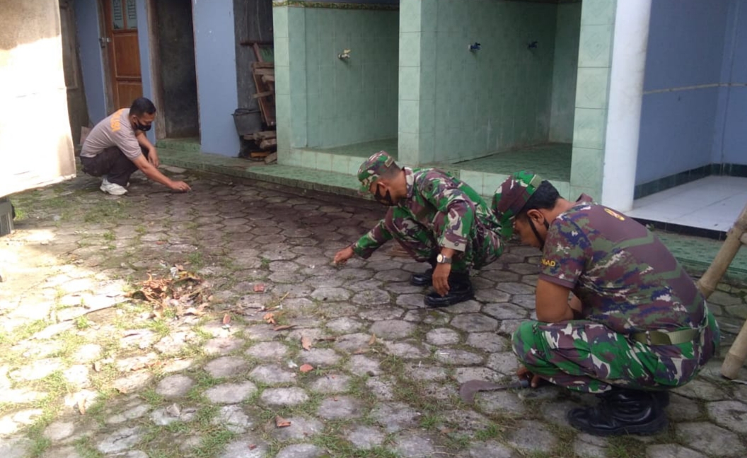 Manfaatkan Waktu Luang, TNI Satgas Bersihkan Lingkungan Masjid