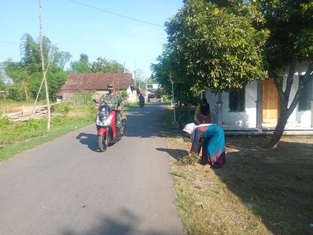 Anggota Satgas Turut Serta Dalam Kegiatan Karya Bakti Membersihkan Jalan Anggota Satgas Turut Serta Dalam Kegiatan Karya Bakti Membersihkan Jalan