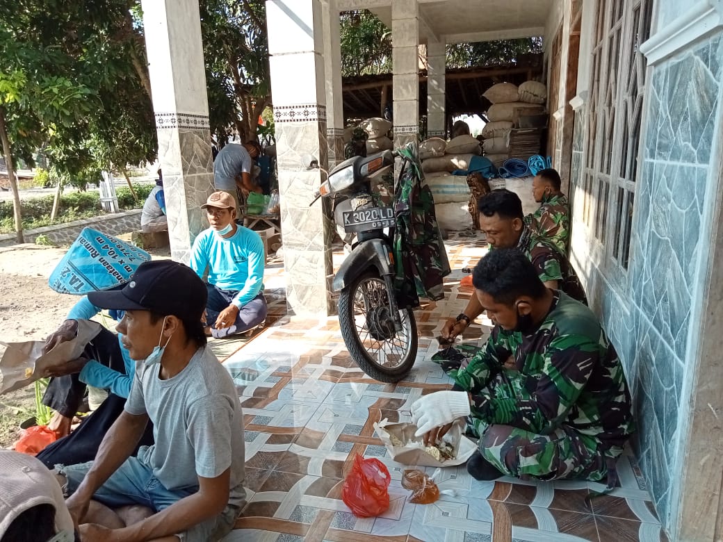 Nikmatnya Makan Siang Bersama Disaat Jam Istirahat Nikmatnya Makan Siang Bersama Disaat Jam Istirahat