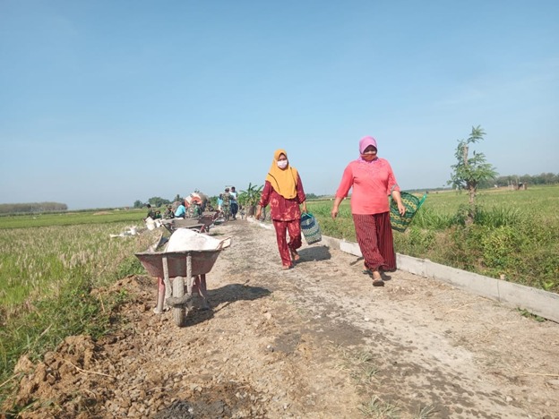 Para Srikandi Desa Tamansari Selesai Mengirimkan Sarapan Pagi