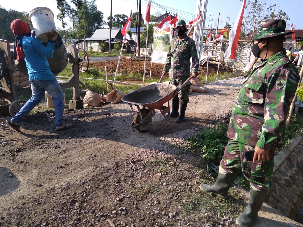 Bendera Merah Putih Menghiasi Lokasi Pengecoran Jalan Sasaran Fisik TMMD Bendera Merah Putih Menghiasi Lokasi Pengecoran Jalan Sasaran Fisik TMMD