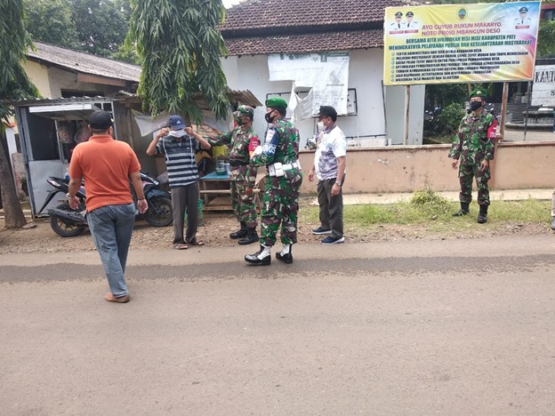 Membagikan Masker Adalah Salah Satu Bentuk Kepulian Anggota Satgas TMMD Kepada Masyarakat