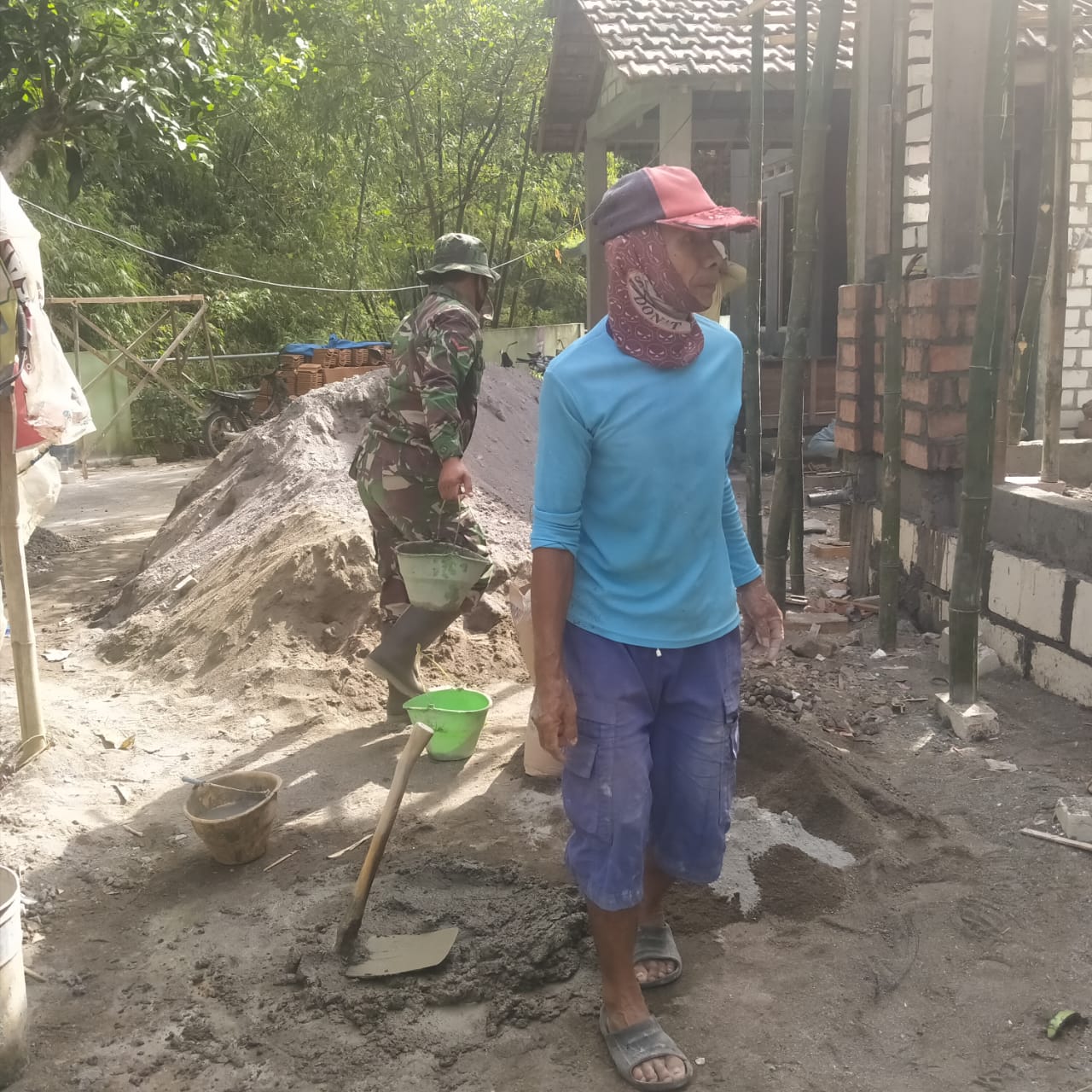 Dengan Sigap dan Cepat Anggota Satgas TMMD Langsir Adukan