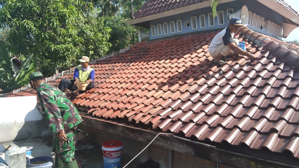 Satgas TMMD  Dan Warga Mulai Pengecetan  Genteng Masjid Baitul Muttaqin