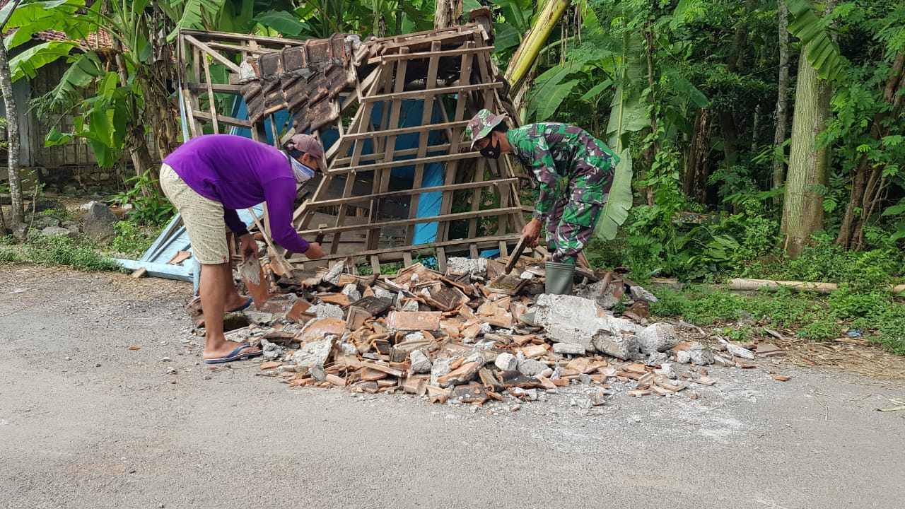 Gazebo Sebagai Pos Kamling  Dukuh Kalimati Roboh Akibat Termakan Usia