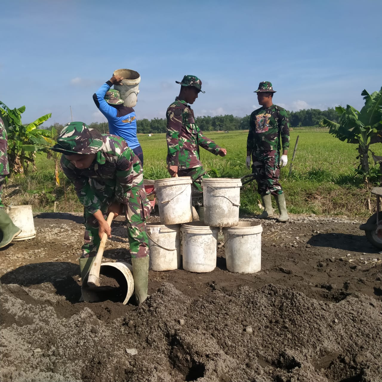 Meski Hari Minggu, TMMD 111 Kodim 0718/Pati Tetap Semangat Laksanakan Tugas Meski Hari Minggu, TMMD 111 Kodim 0718/Pati Tetap Semangat Laksanakan Tugas