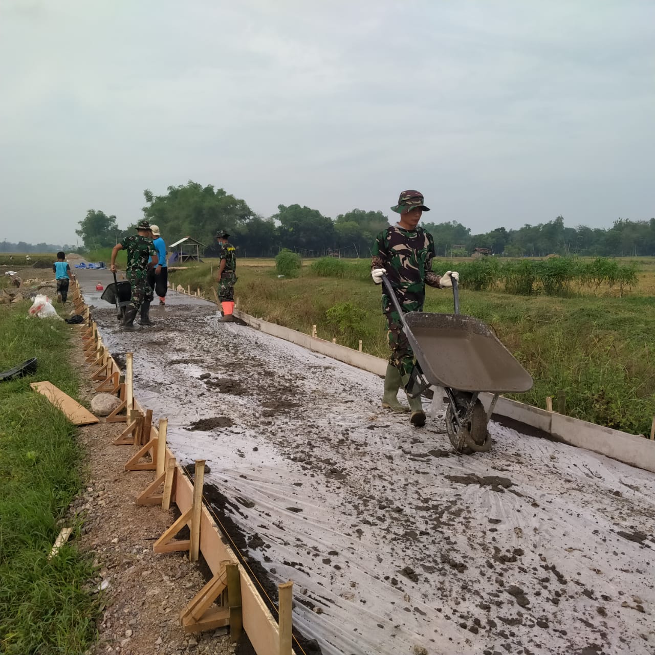 Anggota Satgas TMMD Bekerja Ala Sersan, Serius Walau Terlihat Santai Anggota Satgas TMMD Bekerja Ala Sersan, Serius Walau Terlihat Santai